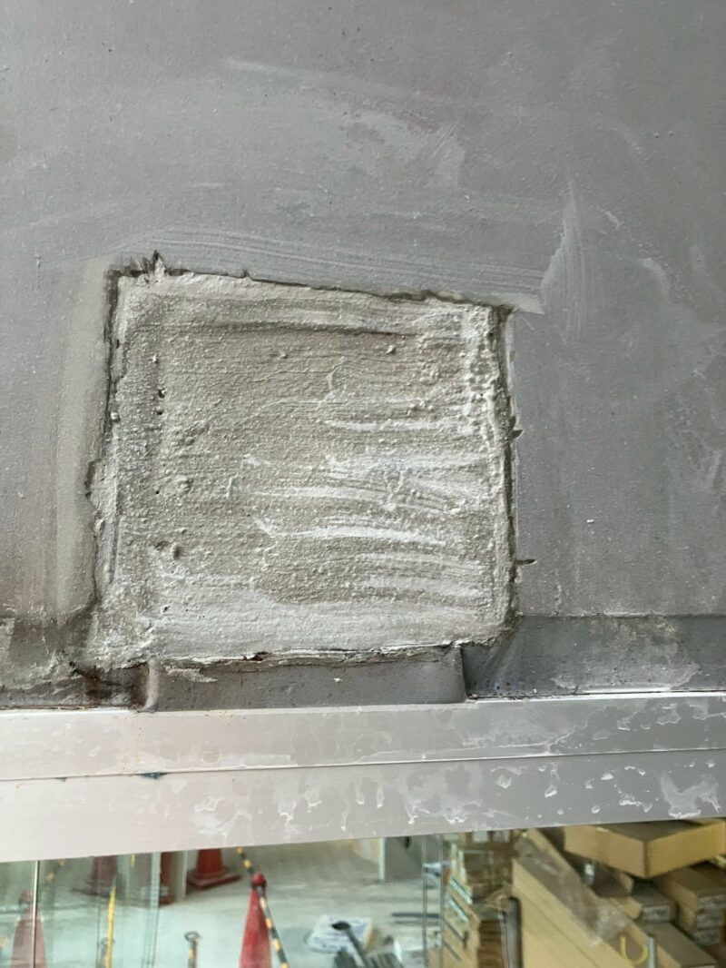 欠き込みをモルタルで塞がれてあった。